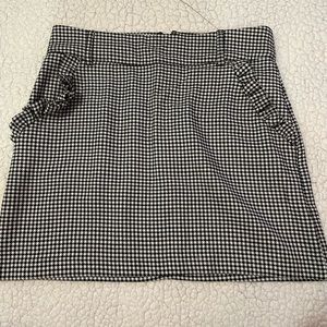 Checkered skirt with ruffle pockets